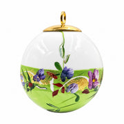 Boule de Noël fleurs en porcelaine 5,5 cm, référence 26, fleurs violettes et mauves, dessous vert, vue 1.