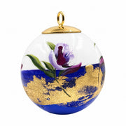 Boule de Noël fleurs en porcelaine 5,5 cm, référence 29, fleurs violettes, dorures et dessous bleu profond, vue 1.