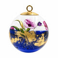 Boule de Noël fleurs en porcelaine 5,5 cm, référence 29, fleurs violettes, dorures et dessous bleu profond, vue 2.