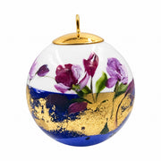 Boule de Noël fleurs en porcelaine 5,5 cm, référence 29, fleurs violettes, dorures et dessous bleu profond, vue 3.