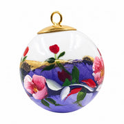 Boule de Noël fleurs en porcelaine 5,5 cm, référence 31, fleurs roses, dessous violet, vue 3.