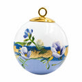 Boule de Noël fleurs en porcelaine 5,5 cm, référence 40, fleurs bleues et blanches, dessous bleu grisé, vue 2.