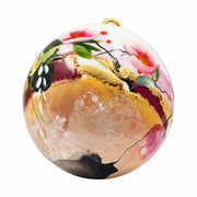 Boule de Noël fleurs en porcelaine 5,5 cm, référence 43, fleurs roses et jaunes, dessous rosé et cuivré, vue 1.