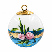 Boule de Noël fleurs en porcelaine 5,5 cm, référence 46, roses roses et fleurs claires, dessous bleu ciel, vue 3.