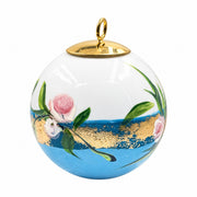 Boule de Noël fleurs en porcelaine 5,5 cm, référence 46, roses roses et fleurs claires, dessous bleu ciel, vue 4.