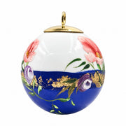 Boule de Noël fleurs en porcelaine 5,5 cm, référence 48, fleurs roses et mauves, dessous bleu profond, vue 2.