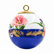 Boule de Noël fleurs en porcelaine 5,5 cm, référence 48, fleurs roses et mauves, dessous bleu profond, vue 3.