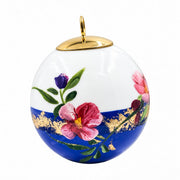 Boule de Noël fleurs en porcelaine 5,5 cm, référence 48, fleurs roses et mauves, dessous bleu profond, vue 4.