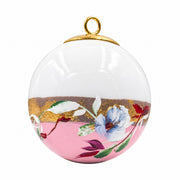 Boule de Noël fleurs en porcelaine 5,5 cm, référence 49, fleurs bleu pâle, dessous rose tendre, vue 1.