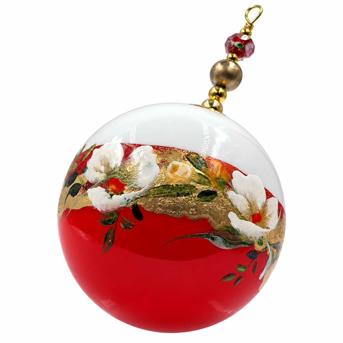 Boule de Noël fleurs avec perles 6,5 cm, référence 01 — fleurs blanches et dorures sur rouge, vue de trois quarts