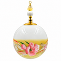 Boule de Noël fleurs avec perles 6,5 cm, référence 02 — fleurs roses sur jaune pastel, vue 3