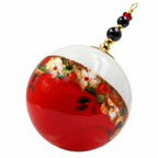 Boule de Noël fleurs avec perles 6,5 cm, référence 03 — guirlande fleurie et dorures sur rouge, vue 1