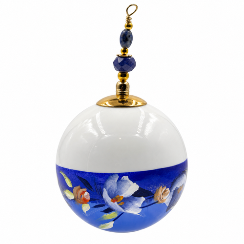 Boule de Noël fleurs avec perles 6,5 cm, référence 05 — fleurs bleutées sur bleu lavande, vue 2