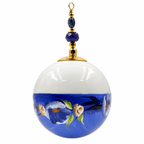 Boule de Noël fleurs avec perles 6,5 cm, référence 05 — fleurs bleutées sur bleu lavande, vue 3