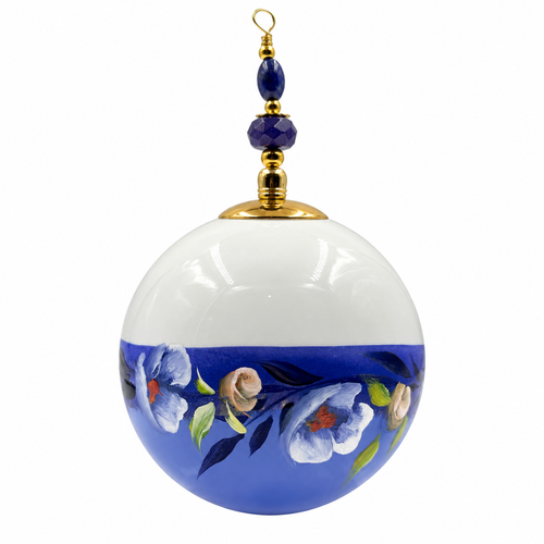 Boule de Noël fleurs avec perles 6,5 cm, référence 05 — fleurs bleutées sur bleu lavande, vue 4