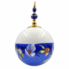 Boule de Noël fleurs avec perles 6,5 cm, référence 05 — fleurs bleutées sur bleu lavande, vue 5