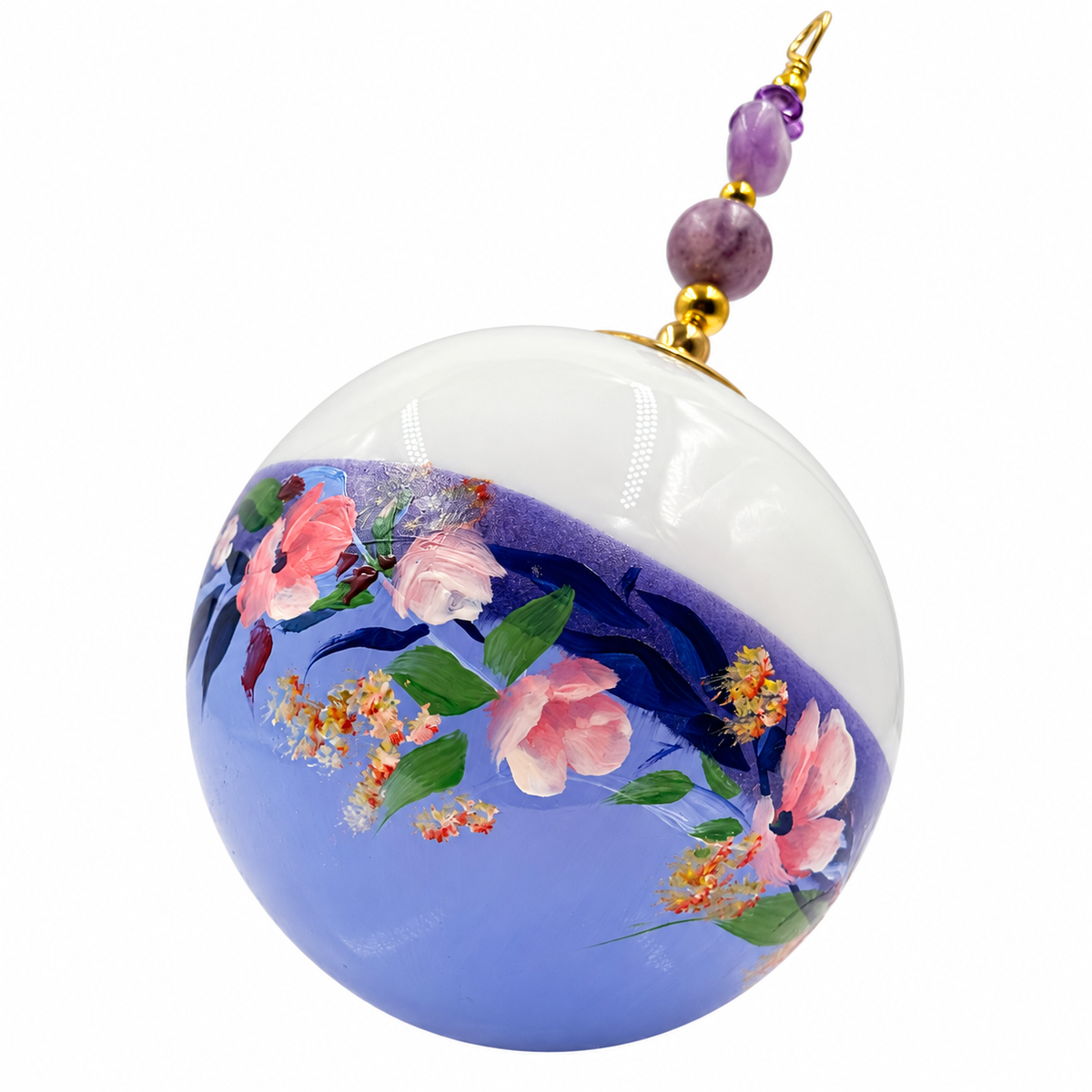 Boule de Noël fleurs avec perles 6,5 cm, référence 07 — bouquet rose sur bleu lavande, vue 1