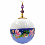 Boule de Noël fleurs avec perles 6,5 cm, référence 07 — bouquet rose sur bleu lavande, vue 3