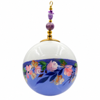 Boule de Noël fleurs avec perles 6,5 cm, référence 07 — bouquet rose sur bleu lavande, vue 4