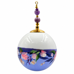 Boule de Noël fleurs avec perles 6,5 cm, référence 07 — bouquet rose sur bleu lavande, vue 5