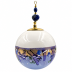 Boule de Noël avec perles 8 cm – Fleurs bleues et or sur lavande – Réf. 02, vue 2 — pièce unique peinte à la main