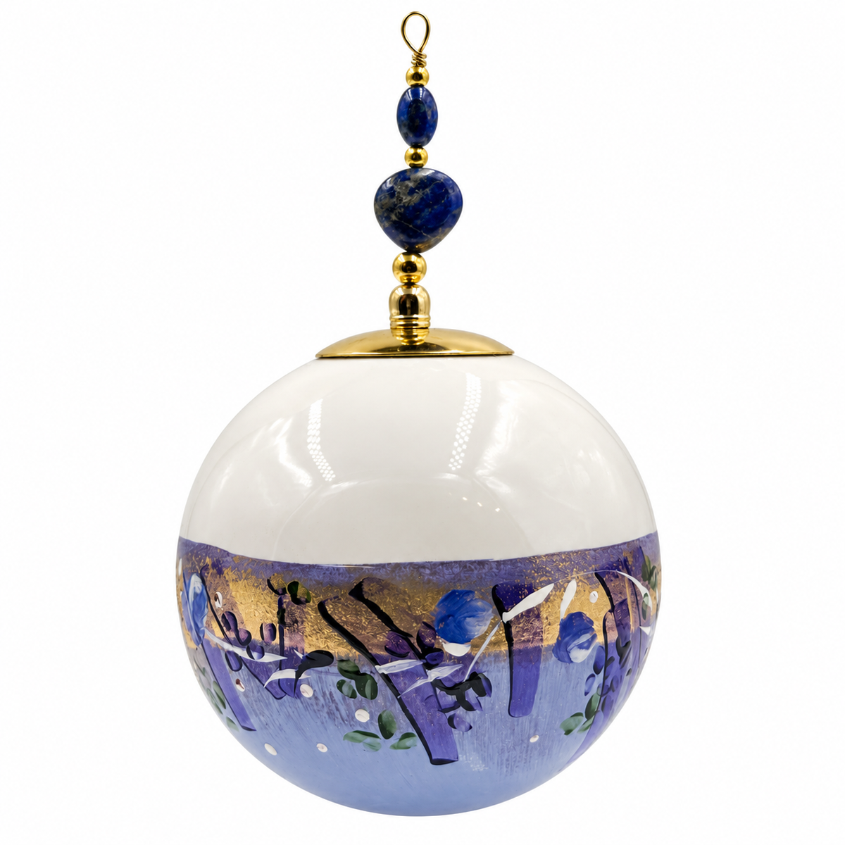Boule de Noël avec perles 8 cm – Fleurs bleues et or sur lavande – Réf. 02, vue 2 — pièce unique peinte à la main