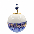 Boule de Noël avec perles 8 cm – Fleurs bleues et or sur lavande – Réf. 02, vue 3 — pièce unique peinte à la main