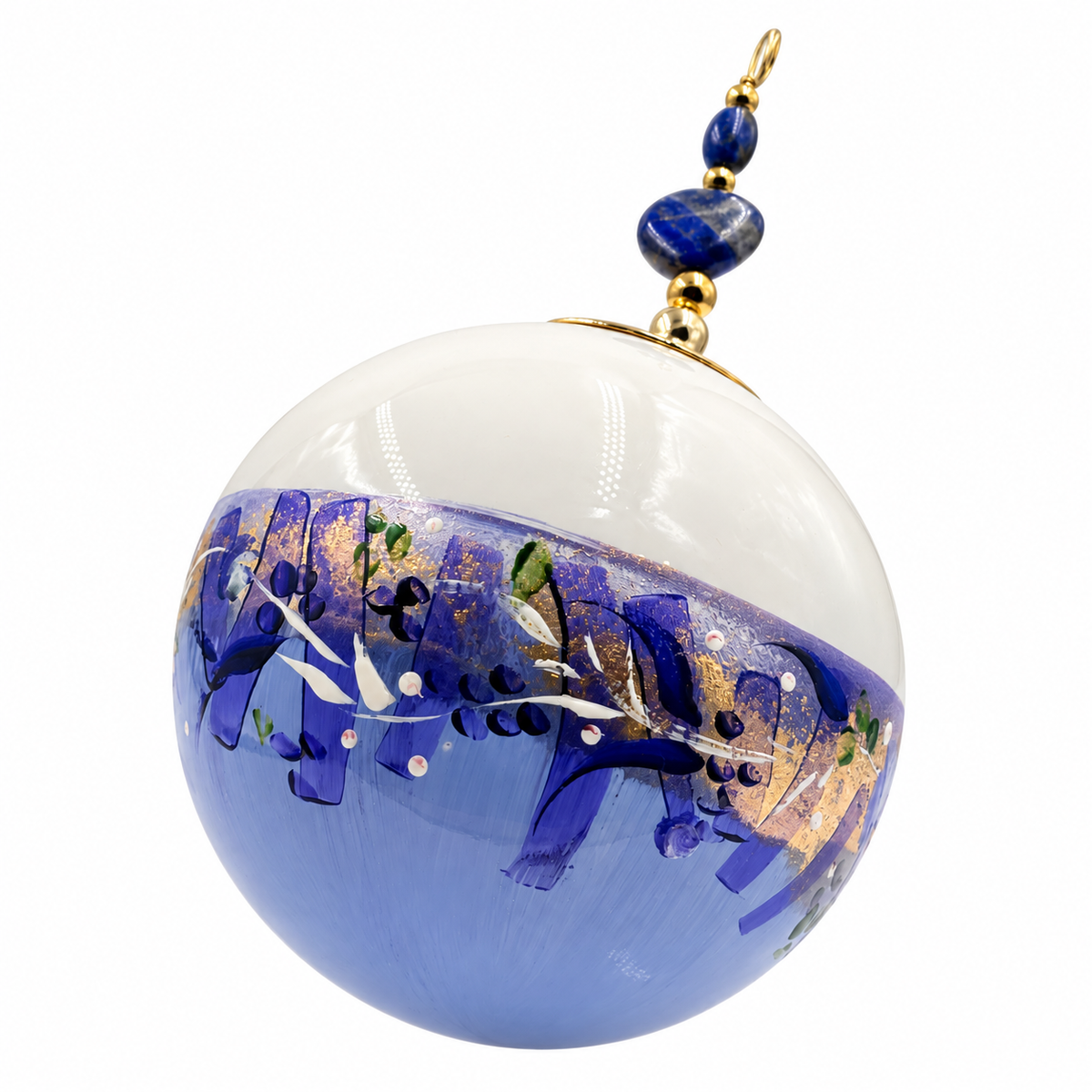 Boule de Noël avec perles 8 cm – Fleurs bleues et or sur lavande – Réf. 02, vue 4 — pièce unique peinte à la main