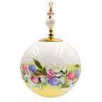 Boule de Noël avec perles 8 cm – Fleurs pastel sur jaune doux – Réf. 03, vue 1 — pièce unique peinte à la main