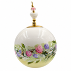 Boule de Noël avec perles 8 cm – Fleurs pastel sur jaune doux – Réf. 03, vue 3 — pièce unique peinte à la main