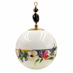 Boule de Noël avec perles 8 cm – Bouquet multicolore sur vert pâle – Réf. 05, vue 2 — pièce unique peinte à la main