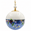Boule de Noël avec perles 8 cm – Fleurs bleues et mauves sur bleu – Réf. 06, vue 1 — pièce unique peinte à la main