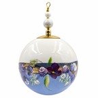 Boule de Noël avec perles 8 cm – Fleurs bleues et mauves sur bleu – Réf. 06, vue 3 — pièce unique peinte à la main