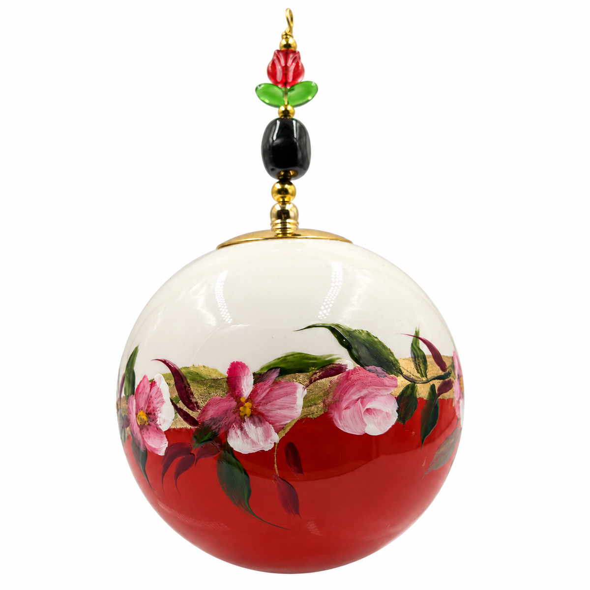 Boule de Noël avec perles 8 cm – Fleurs roses sur rouge profond – Réf. 07, vue 1 — pièce unique peinte à la main