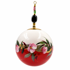 Boule de Noël avec perles 8 cm – Fleurs roses sur rouge profond – Réf. 07, vue 2 — pièce unique peinte à la main