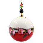 Boule de Noël avec perles 8 cm – Fleurs roses sur rouge profond – Réf. 07, vue 4 — pièce unique peinte à la main