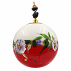 Boule de Noël avec perles 8 cm – Fleurs mauves et blanches sur rouge – Réf. 08, vue 3 — pièce unique peinte à la main