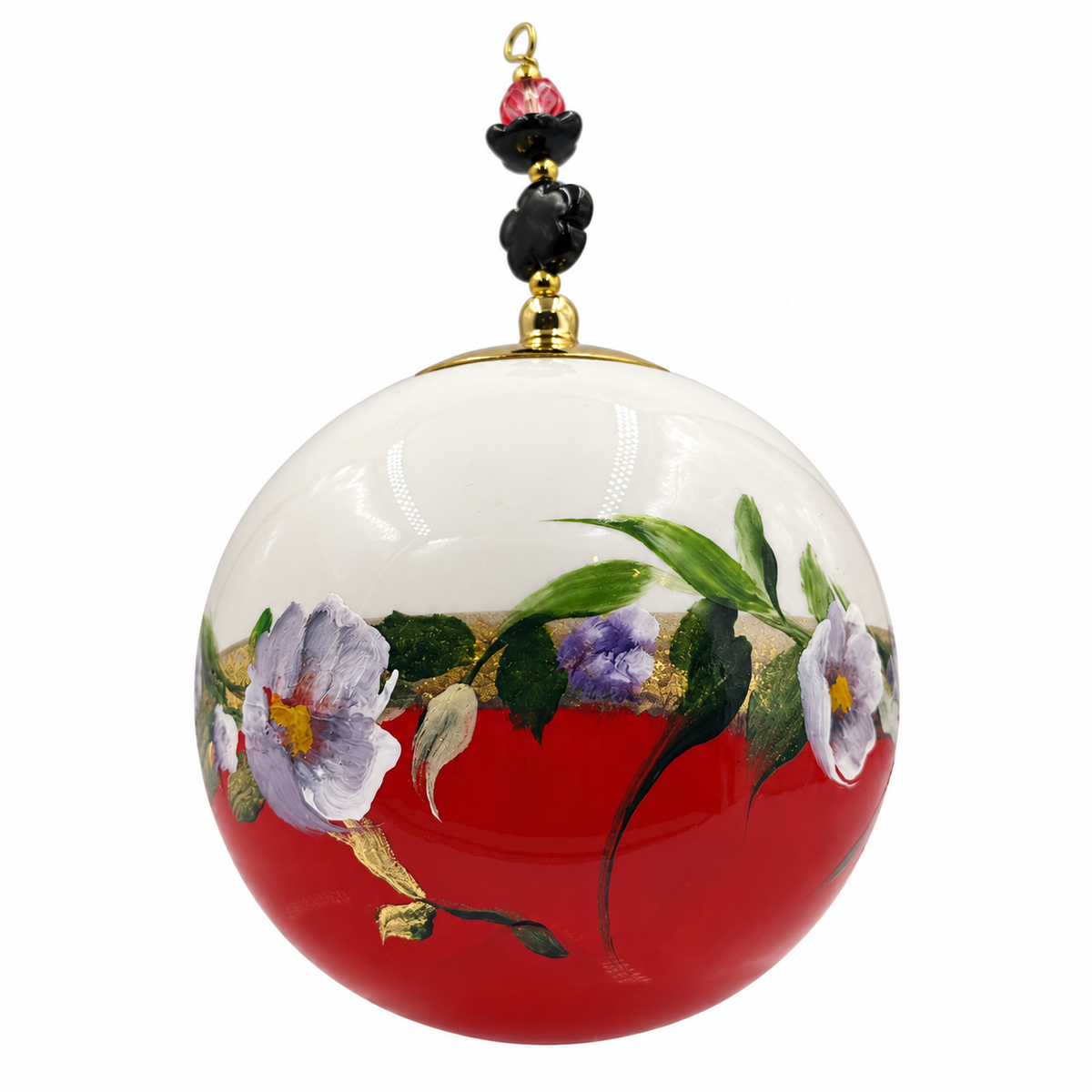 Boule de Noël avec perles 8 cm – Fleurs mauves et blanches sur rouge – Réf. 08, vue 3 — pièce unique peinte à la main