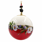 Boule de Noël avec perles 8 cm – Fleurs mauves et blanches sur rouge – Réf. 08, vue 4 — pièce unique peinte à la main