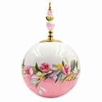 Boule de Noël avec perles 8 cm – Fleurs roses et blanches sur rose tendre – Réf. 09, vue 1 — pièce unique peinte à la main