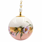 Boule de Noël avec perles 8 cm – Fleurs mauves sur rose poudré – Réf. 12, vue 2 — pièce unique peinte à la main