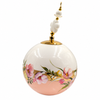 Boule de Noël avec perles 8 cm – Fleurs mauves sur rose poudré – Réf. 12, vue 4 — pièce unique peinte à la main