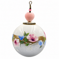Boule de Noël avec perles 8 cm – Fleurs roses et bleues sur gris argenté – Réf. 14, vue 1 — pièce unique peinte à la main