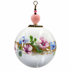 Boule de Noël avec perles 8 cm – Fleurs roses et bleues sur gris argenté – Réf. 14, vue 3 — pièce unique peinte à la main