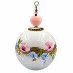 Boule de Noël avec perles 8 cm – Fleurs roses et bleues sur gris argenté – Réf. 14, vue 5 — pièce unique peinte à la main