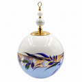 Boule de Noël avec perles 8 cm – Feuillages bleus et dorures – Réf. 15, vue 1 — pièce unique peinte à la main