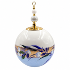 Boule de Noël avec perles 8 cm – Feuillages bleus et dorures – Réf. 15, vue 1 — pièce unique peinte à la main