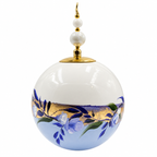 Boule de Noël avec perles 8 cm – Feuillages bleus et dorures – Réf. 15, vue 2 — pièce unique peinte à la main