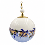 Boule de Noël avec perles 8 cm – Feuillages bleus et dorures – Réf. 15, vue 3 — pièce unique peinte à la main