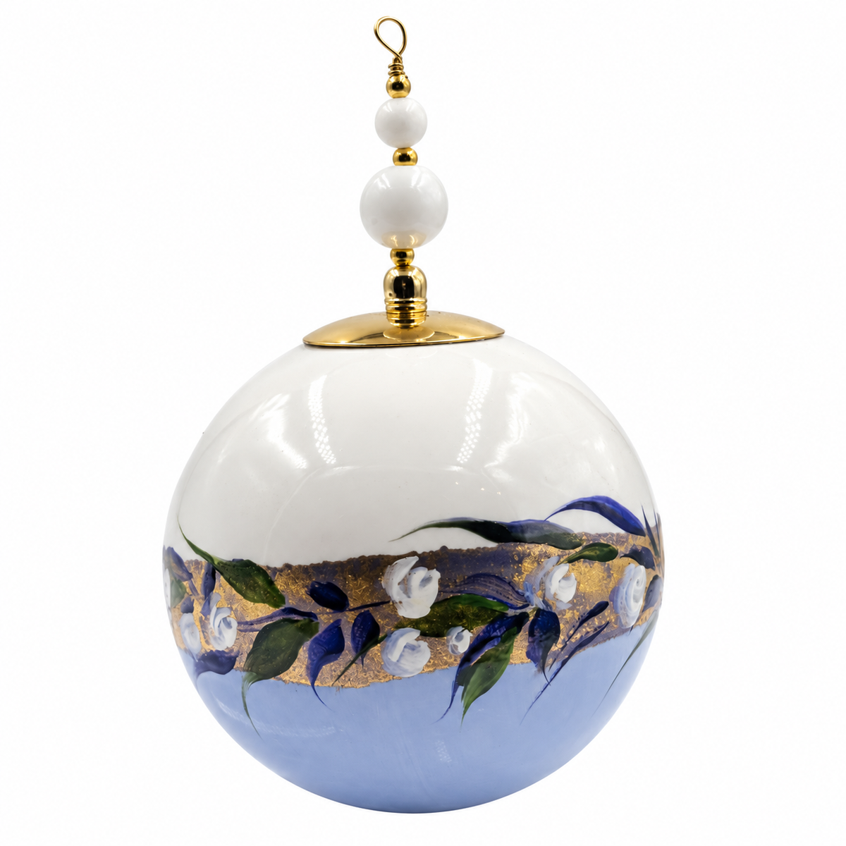 Boule de Noël avec perles 8 cm – Feuillages bleus et dorures – Réf. 15, vue 4 — pièce unique peinte à la main